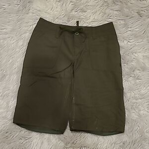 The north face womens army green nylon Bermuda shorts size 0